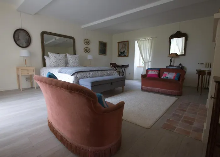 Le Manoir Du Ribardon Bed and breakfast